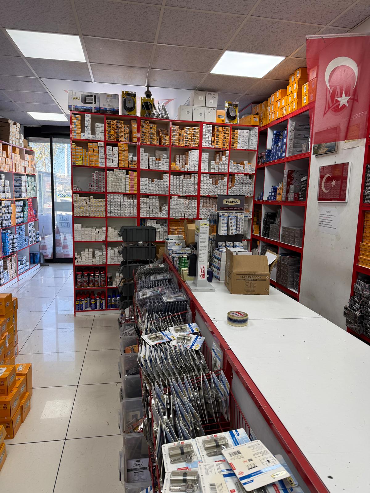 Geniş Kilit Stoğu ve Raflar